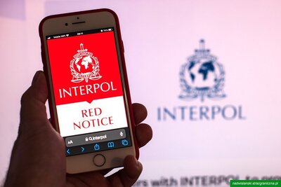 Telefon z grafiką Interpol Red Notice 