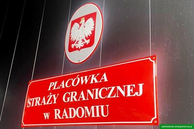 Godło Państwowe pod spodem tablica z napisem Placówka Straży Granicznej w Radomiu Godło Państwowe pod spodem tablica z napisem Placówka Straży Granicznej w Radomiu