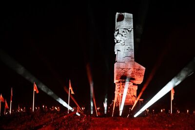 Pomnik na  Westerplatte podświetlony na biało-czerwono. Fot. 3FOW Pomnik na  Westerplatte podświetlony na biało-czerwono