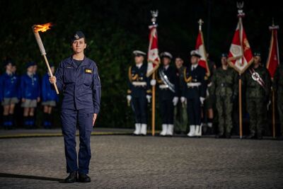 Funkcjonariuszka Straży Granicznej podczas uroczystości 85. rocznicy wybuchu II wojny światowej na Westerplatte. Fot. 3FOW Funkcjonariuszka Straży Granicznej podczas uroczystości 85. rocznicy wybuchu II wojny światowej na Westerplatte. Fot. 3FOW