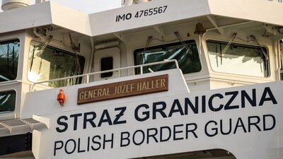 Napis "Generał Józef Haller" na jednostce pływającej. Fot. MSWiA Napis &quot;Generał Józef Haller&quot; na jednostce pływającej. Fot. MSWiA