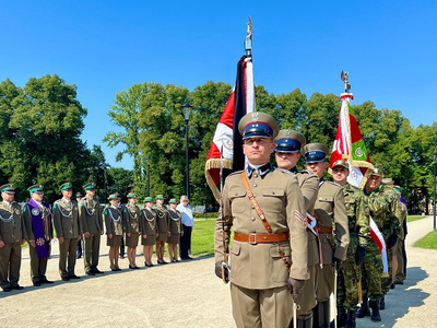 Poczet sztandarowy podczas uroczystości związanych z powrotem dowódcy KOP gen. bryg. Jana Kruszewskiego do kraju Poczet sztandarowy podczas uroczystości związanych z powrotem dowódcy KOP gen. bryg. Jana Kruszewskiego do kraju