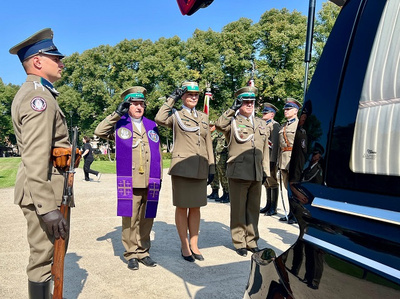 Funkcjonariusze Straży Granicznej przy pojeździe, w którym znajduje się trumna ze szczątkami śp. gen. bryg. Jana Kruszewskiego Funkcjonariusze Straży Granicznej przy pojeździe, w którym znajduje się trumna ze szczątkami śp. gen. bryg. Jana Kruszewskiego