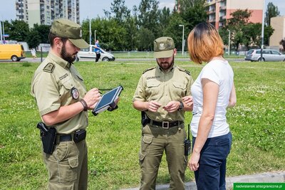 Dwaj funkcjonariusze SG sprawdzają dokumenty kobiety. Zdjęcie archiwum NwOSG/mjr SG Krzysztof Grzech 