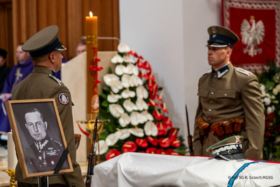 Zdjęcie generała Kruszewskiego i dwóch funkcjonariuszy w umundurowani KOP. Zdjęcie generała Kruszewskiego i dwóch funkcjonariuszy w umundurowani KOP.