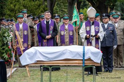 Biskup polowy WP odmawia modlitwę nad trumną gen. Kruszewskiego. Biskup polowy WP odmawia modlitwę nad trumną gen. Kruszewskiego.