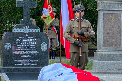 Funkcjonariusz w asyście honorowej przy trumnie gen. Kruszewskiego. Funkcjonariusz w asyście honorowej przy trumnie gen. Kruszewskiego.