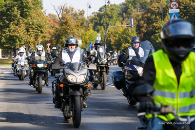 Motocykliści podczas przejazdu ulicami Warszawy Motocykliści podczas przejazdu ulicami Warszawy