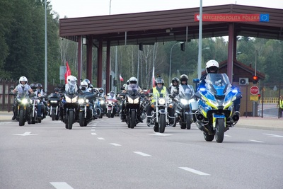 Motocykliści wjeżdżają na przejście graniczne Motocykliści wjeżdżają na przejście graniczne