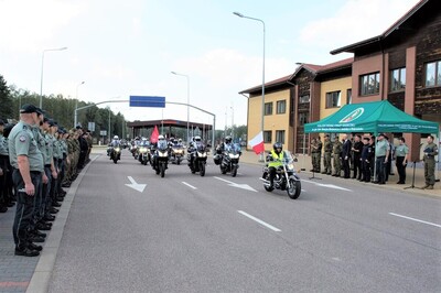 Motocykliści wjeżdżają na przejście graniczne Motocykliści wjeżdżają na przejście graniczne