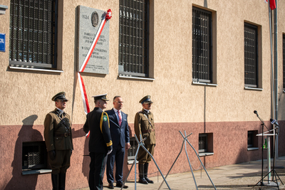 Uroczyste odsłonięcie tablicy upamiętniającej setną rocznicę powstania KOP. 