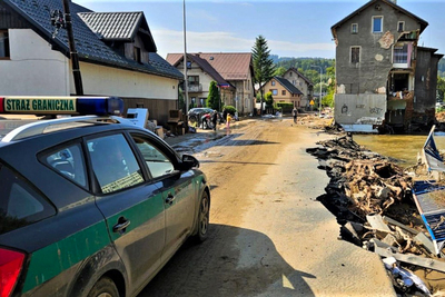 Auto SG podczas patrolu na terenach popowodziopwych 