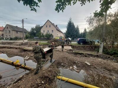 Funkcjonariusze pomagają w porządkowaniu terenów popowodziowych 