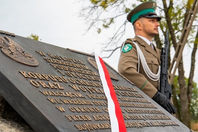 Tablica upamiętniająca poległych. 