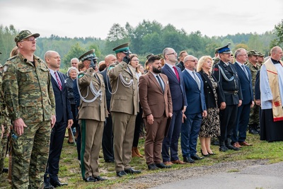 Uczestnicy uroczystości odsłonięcia tablicy pamiątkowej. 