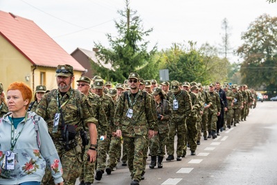 Uczestnicy marszu szlakiem KOP. 