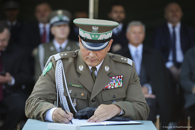 Komendant Główny SG składa podpis na akcie ufundowania sztandaru. Komendant Główny SG składa podpis na akcie ufundowania sztandaru.