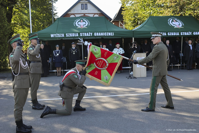 Rektor-Komendant WSSG w Koszalinie przekazuje sztandar pocztowi. Rektor-Komendant WSSG w Koszalinie przekazuje sztandar pocztowi.