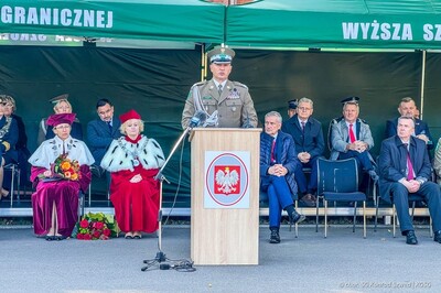 Komendant Główny SG przemawia w trakcie uroczystości w WSSG w Koszalinie. 