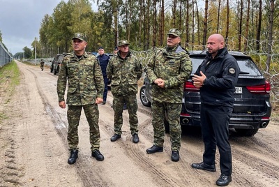 Szef BBN, Komendant Główny SG i Komendant Podlaskiego Oddziału SG przy zaporze na polsko-białoruskiej granicy. Fot. POSG Szef BBN, Komendant Główny SG i Komendant Podlaskiego Oddziału SG przy zaporze na polsko-białoruskiej granicy. Fot. POSG