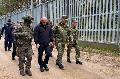 Szef BBN, Komendant Główny SG i Komendant Podlaskiego Oddziału SG przy zaporze na polsko-białoruskiej granicy. Fot. POSG Szef BBN, Komendant Główny SG i Komendant Podlaskiego Oddziału SG przy zaporze na polsko-białoruskiej granicy. Fot. POSG