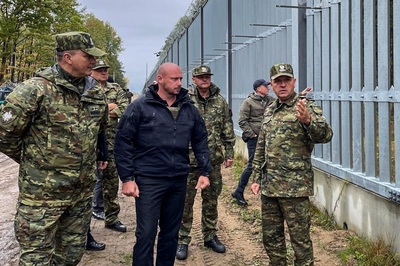 Szef BBN, Komendant Główny SG i Komendant Podlaskiego Oddziału SG przy zaporze na polsko-białoruskiej granicy. Fot. POSG Szef BBN, Komendant Główny SG i Komendant Podlaskiego Oddziału SG przy zaporze na polsko-białoruskiej granicy. Fot. POSG