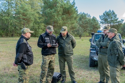 Komendant Główny SG z wizytą w Nadbużańskim Oddziale SG. Funkcjonariusze NOSG prezentują Komendantowi Głównemu SG obsługę drona używanego do ochrony granicy państwowej.