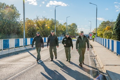 Komendant Główny z kadrą kierowniczą NOSG na moście w Terespolu. Komendant Główny z kadrą kierowniczą NOSG na moście w Terespolu.