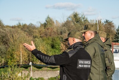 Komendant Główny SG z wizytą w Nadbużańskim Oddziale SG. Komendant Placówki SG w Terespolu omawia z Komendantem Głównym SG prace nad zabezpieczeniem granicy polsko-białoruskiej.