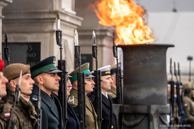 Funkcjonariusze podczas Obchodów Narodowego Święta Niepodległości przy Grobie Nieznanego Żołnierza w Warszawie. Funkcjonariusze podczas Obchodów Narodowego Święta Niepodległości przy Grobie Nieznanego Żołnierza w Warszawie.