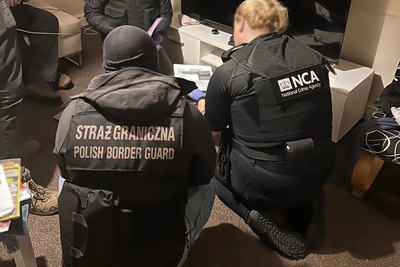 Skoordynowana akcja przeciwko organizatorom nielegalnej migracji Na zdjęciu funkcjonariusze podczas przeszukania pomieszczenia.