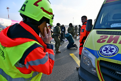 Służby medyczne, ambulans oraz funkcjonariusze Straży Granicznej podczas ćwiczenia służb CEPEX 2024. Służby medyczne, ambulans oraz funkcjonariusze Straży Granicznej podczas ćwiczenia służb CEPEX 2024.