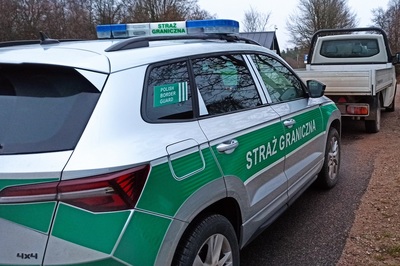 Pojazd służbowy Straży Granicznej, obok samochodu dostawczego z kontrabandą. Pojazd służbowy Straży Granicznej, obok samochodu dostawczego z kontrabandą.