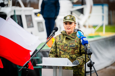 Zastępca Komendanta Głównego SG gen. bryg. SG Wioleta Gorzkowska przemawia podczas uroczystości wcielenia do służby poduszkowców. Fot. Piotr Kurasz Zastępca Komendanta Głównego SG gen. bryg. SG Wioleta Gorzkowska przemawia podczas uroczystości wcielenia do służby poduszkowców. Fot. Piotr Kurasz