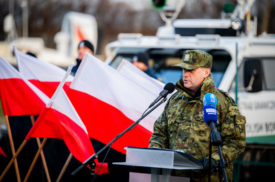 Komendant MOSG kontradm. SG Andrzej Prokopski przemawia podczas uroczystości wcielenia do służby poduszkowców. Fot. Piotr Kurasz Komendant MOSG kontradm. SG Andrzej Prokopski przemawia podczas uroczystości wcielenia do służby poduszkowców. Fot. Piotr Kurasz