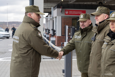 Komendant Główny SG wita się z funkcjonariuszami SG. Komendant Główny SG wita się z funkcjonariuszami SG.