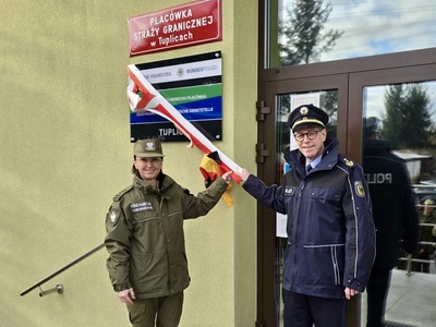 Przedstawiciele służb granicznych Polski i Niemiec odsłaniają tablicę przed wejściem do Wspólnej Polsko-Niemieckiej Placówki w Tuplicach Przedstawiciele służb granicznych Polski i Niemiec odsłaniają tablicę przed wejściem do Wspólnej Polsko-Niemieckiej Placówki w Tuplicach