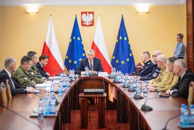 Uczestnicy odprawy służb podległych MSWiA w Białymstoku siedzą przy stole, fot. MSWiA Uczestnicy odprawy służb podległych MSWiA w Białymstoku siedzą przy stole, fot. MSWiA