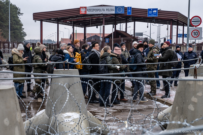 Zabezpieczenia na granicy, w tle dziennikarze i żołnierze Wojska Polskiego Zabezpieczenia na granicy, w tle dziennikarze i żołnierze Wojska Polskiego