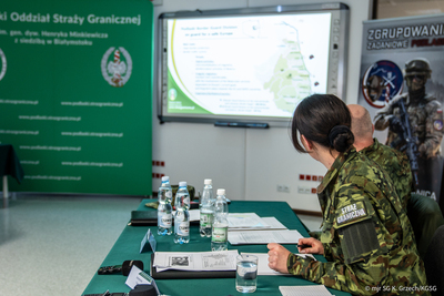 Funkcjonariuszka Straży Granicznej wyświetla prezentację podczas spotkania z dziennikarzami Funkcjonariuszka Straży Granicznej wyświetla prezentację podczas spotkania z dziennikarzami