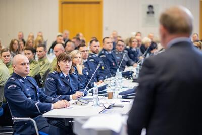 Uczestnicy siedzą podczas konferencji w MSWiA Uczestnicy siedzą podczas konferencji w MSWiA