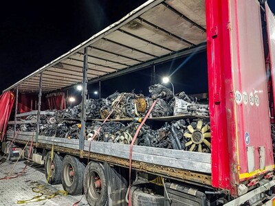 Naczepa pojazdu ciężarowego z częściami samochodowymi. Naczepa pojazdu ciężarowego z częściami samochodowymi.