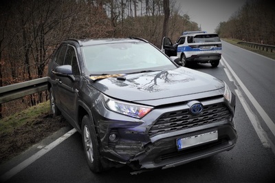 Kradziona Toyota zatrzymana po pościgu. W te radiowóz niemieckiej policji. Kradziona Toyota zatrzymana po pościgu. W te radiowóz niemieckiej policji.