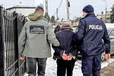 Funkcjonariusze prowadzą kontrolę legalności pobytu cudzoziemców. Funkcjonariusze prowadzą kontrolę legalności pobytu cudzoziemców.