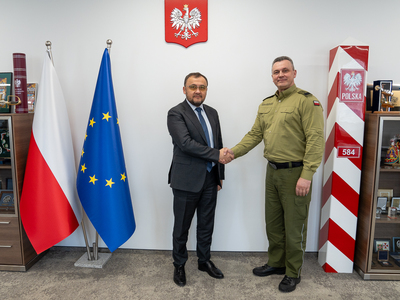 Komendant Główny Straży Granicznej i Ambasador Ukrainy w Polsce podają sobie dłonie Komendant Główny Straży Granicznej i Ambasador Ukrainy w Polsce podają sobie dłonie