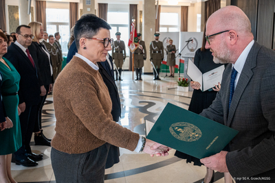 Podsekretarz Stanu w MSWiA wręcza okolicznościowe upominki. Podsekretarz Stanu w MSWiA wręcza okolicznościowe upominki.