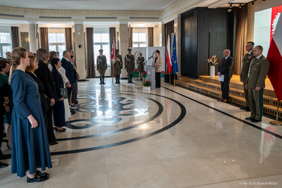 Szefowa Służby Cywilnej przemawia podczas uroczystości w Komendzie Głównej Straży Granicznej. Szefowa Służby Cywilnej przemawia podczas uroczystości w Komendzie Głównej Straży Granicznej