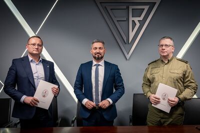 Dyrektor Biura Techniki i Zaopatrzenia KGSG i przedstawiciele Fabryki Broni „Łucznik” po podpisaniu umowy Dyrektor Biura Techniki i Zaopatrzenia KGSG i przedstawiciele Fabryki Broni „Łucznik” po podpisaniu umowy