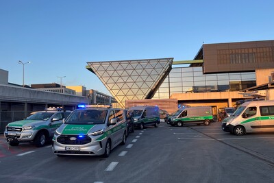 Pojazdy służbowe Straży Granicznej stoją przed budynkiem lotniska Pojazdy służbowe Straży Granicznej stoją przed budynkiem lotniska