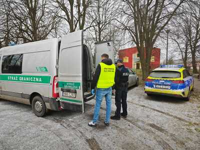 Funkcjonariusze polskiej Straży Granicznej i niemieckiej Policji wykonują czynności służbowe Funkcjonariusze polskiej Straży Granicznej i niemieckiej Policji wykonują czynności służbowe